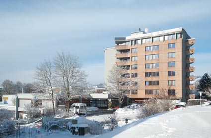 Wohnhausgebäude im Winter von Aussen