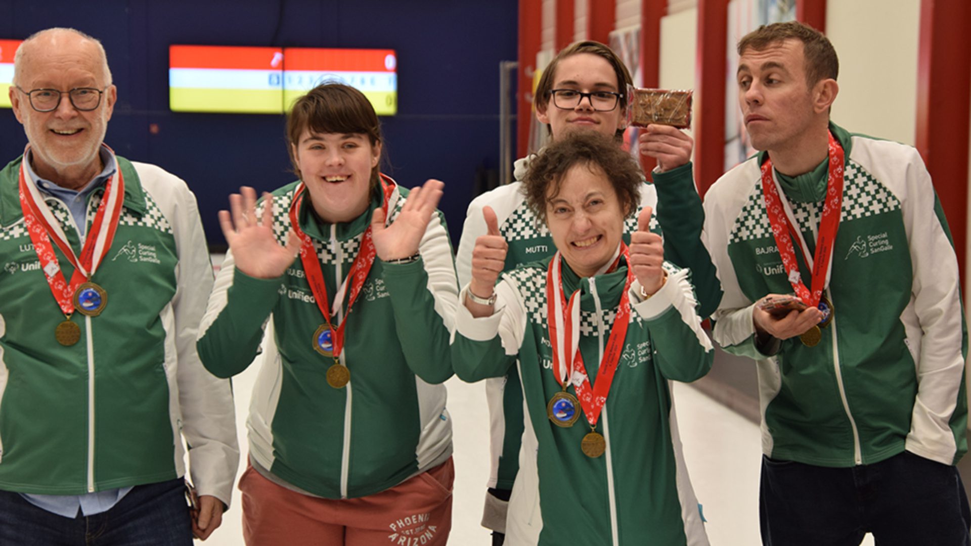Siegerfoto von Team Special Curling SanGalle mit Bronzemedaillen umgehängt