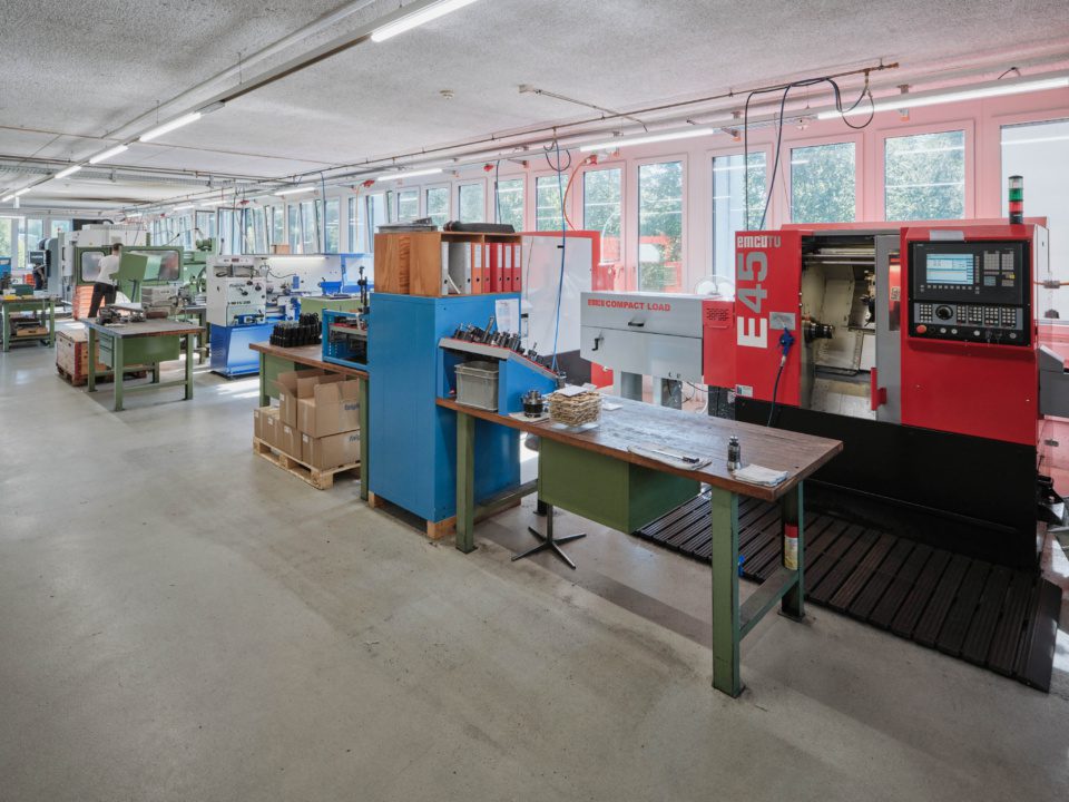 Räumlichkeiten der Abteilung Kunststoffbearbeitung mit Maschinen.