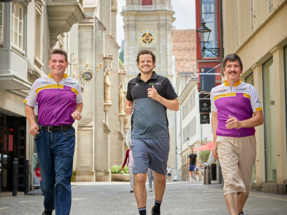 Tranquillo Barnetta joggt gemeinsam mit zwei Mitarbeitenden durch die Altstadt in St.Gallen