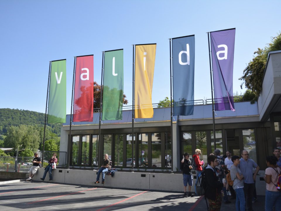 Die Valida-Fahnen sind auf dem Vorplatz der Valida aufgestellt.